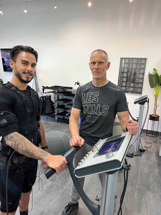 A Espace Forme Aurillac dans le Cantal, Gilles Gaillard et Jérôme Fournier proposent un entraînement par électro-stimulation musculaire (EMS) via le système miha bodytec