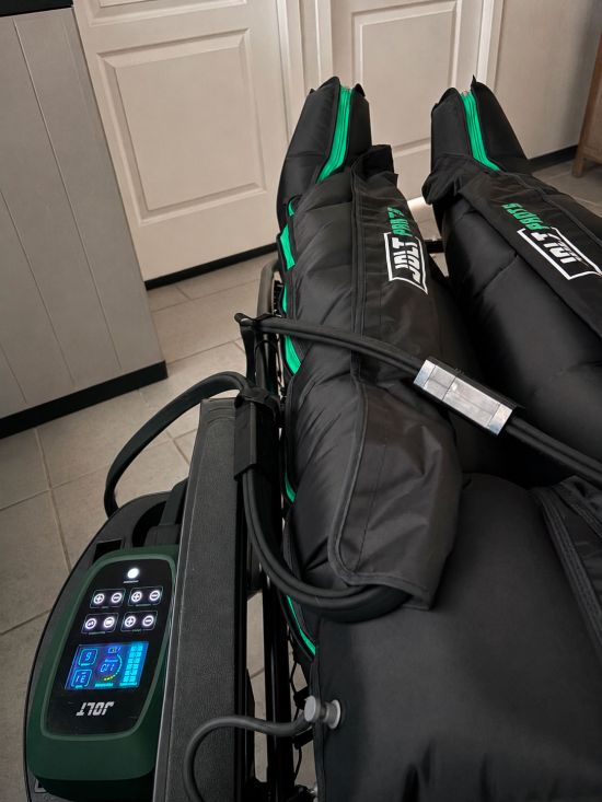 Trail, Triathlon, HYROX, A Espace Forme Aurillac dans le Cantal, nous vous proposons des séances de pressothérapie (JOLT) pour soulager les sensations de jambes lourdes et accélérer la récupération après un effort sportif intense.
