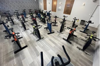 Studio Cycle de la salle de sport Espace Forme Aurillac avec vélos connectés de RPM, Spinning et SPRINT 