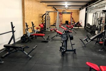 Cage d'Haltérophilie Panatta et machine de musculation à poids libres au sein de la salle de sport Espace Forme Aurillac