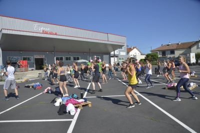 Cours de Body Attack lors d'un évènement LesMills en extérieur à la salle de sport Espace Forme Aurillac