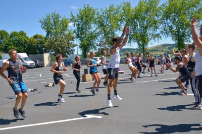 Cours de Body Attack lors d'un évènement LesMills en extérieur à la salle de sport Espace Forme Aurillac