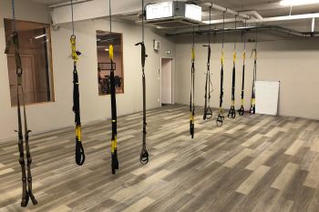 Salle de TRX pour les entraînements fitness en petit groupe au sein de la salle de sport Espace Forme Aurillac 