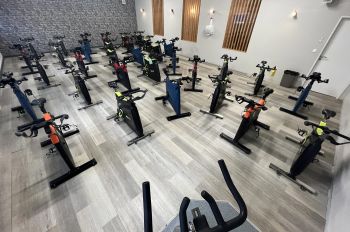 Studio Cycle de la salle de sport Espace Forme Aurillac avec vélos connectés de RPM, Spinning et SPRINT 