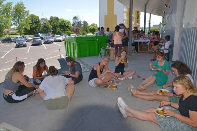 Repas lors d'un évènement LesMills sur la terrasse de la salle de sport Espace Forme Aurillac