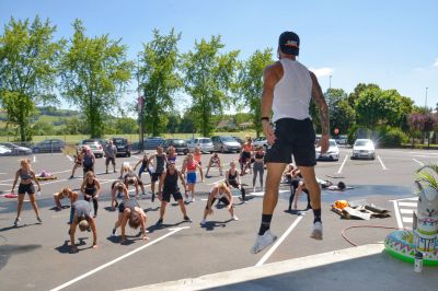 Cours de Body Attack lors d'un évènement LesMills en extérieur à la salle de sport Espace Forme Aurillac