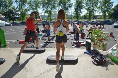 Cours de Body Pump avec Gilles Gaillard et Lola Verniol lors d'un évènement LesMills en extérieur à la salle de sport Espace Forme Aurillac