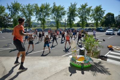 Cours de Body Combat lors d'un évènement LesMills en extérieur à la salle de sport Espace Forme Aurillac