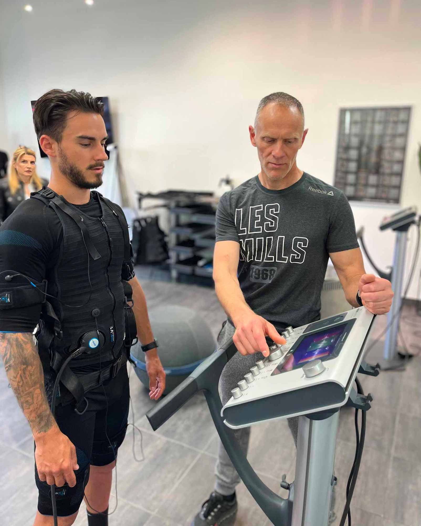 A Espace Forme Aurillac dans le Cantal, Gilles Gaillard et Jérôme Fournier proposent un entraînement par électro-stimulation musculaire (EMS) via le système miha bodytec 