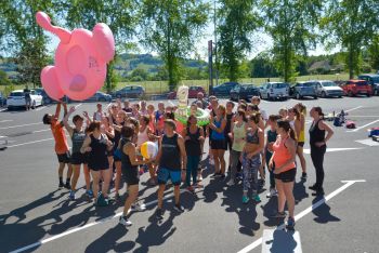 Groupe d'adhérents en extérieur lors d'un évènement LesMills organisé par le club de Fitness Espace Forme à Aurillac