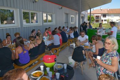 Repas lors d'un évènement LesMills sur la terrasse de la salle de sport Espace Forme Aurillac