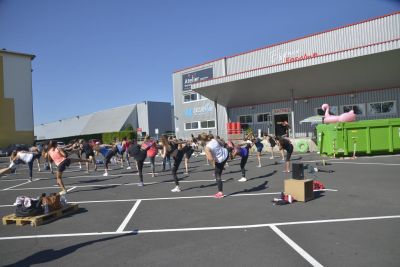 Cours de Body Combat lors d'un évènement LesMills en extérieur à la salle de sport Espace Forme Aurillac