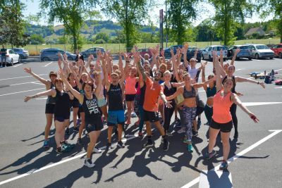 Participants du Body Combat lors d'un évènement LesMills en extérieur à la salle de sport Espace Forme Aurillac