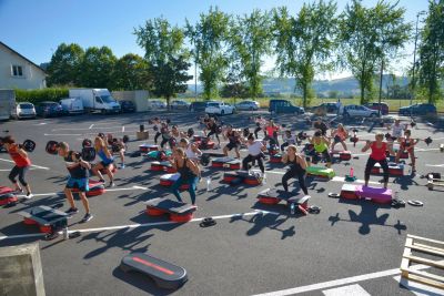 Cours de Body Pump lors d'un évènement LesMills en extérieur à la salle de sport  Espace Forme Aurillac