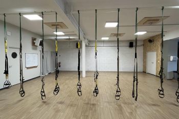 Salle de TRX pour les entraînements fitness en petit groupe au sein de la salle de sport Espace Forme Aurillac 