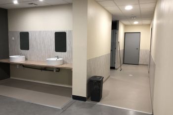 Des vestiaires équipés de cabines de douche individuelle tout confort au sein de la salle de sport Espace Forme Aurillac