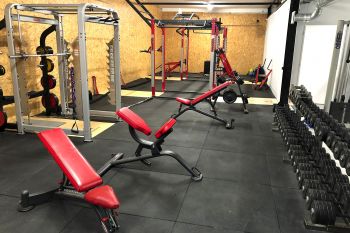 Cage d'Haltérophilie Panatta et machine de musculation à poids libres au sein de la salle de sport Espace Forme Aurillac